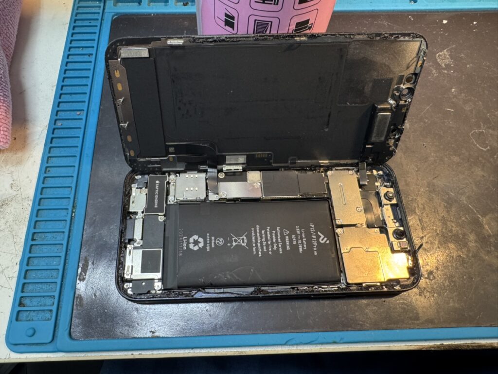 膨らんだ電池を慎重に隔離しフロントパネル側から開封修理する様子