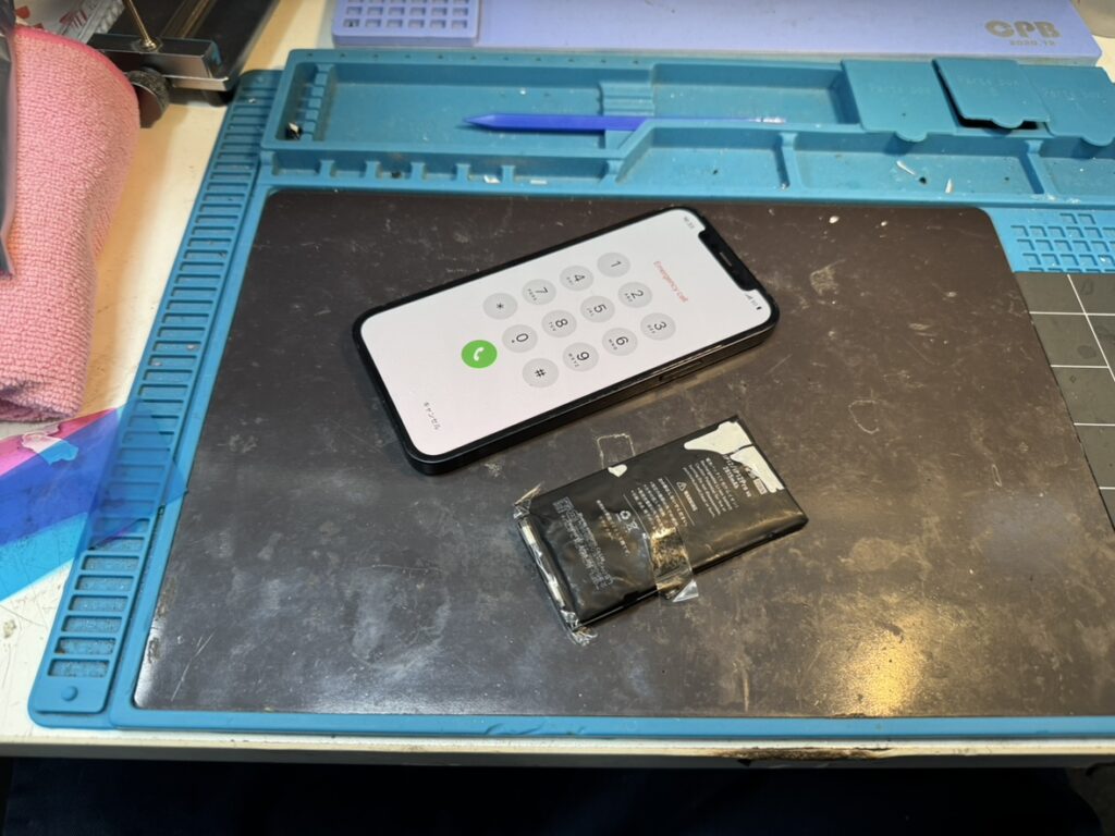 ッテリー交換が完了し画面の浮きが綺麗に治ったiPhone 12