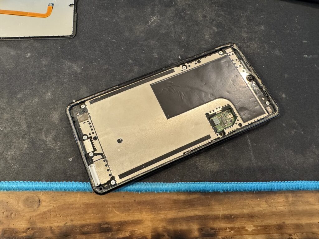 AQUOS sense4の強力な粘着を剥がし、新しい画面パネルを準備する様子