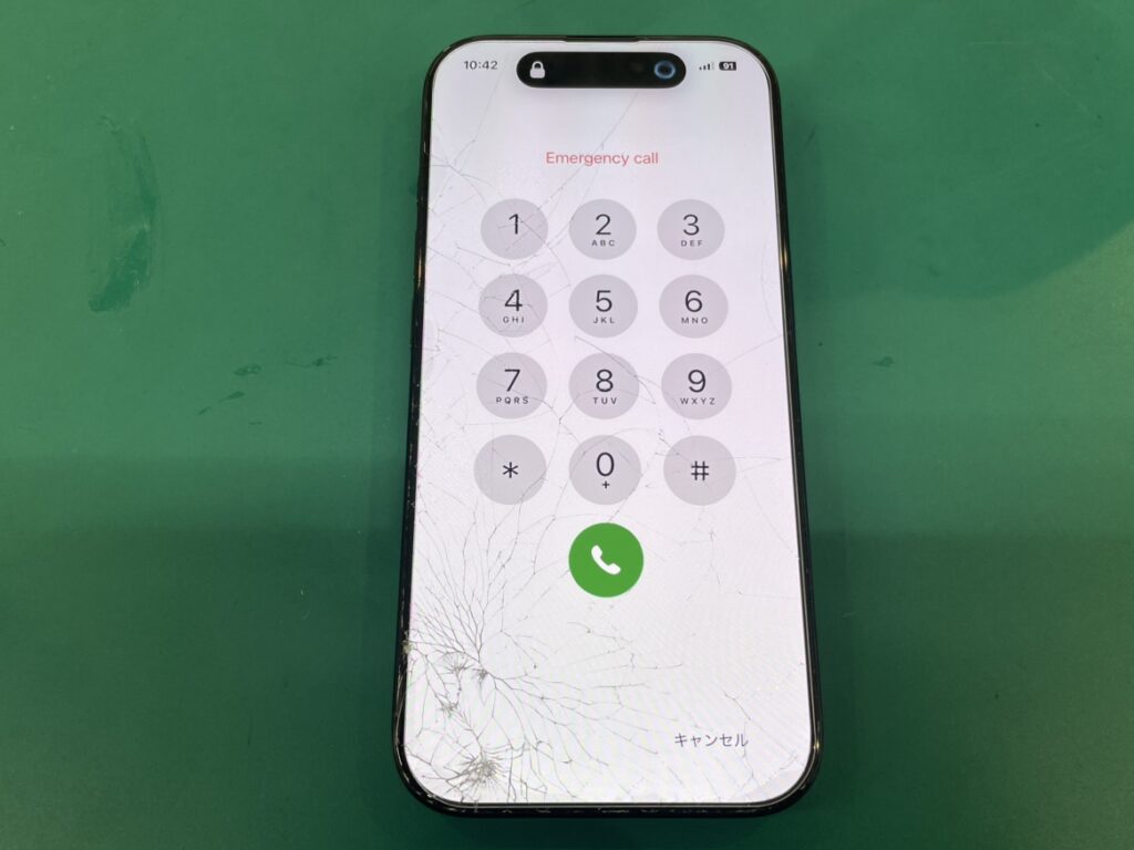 フェニックス関内2号店に持ち込まれた、ガラスが激しく割れたiPhone 15。