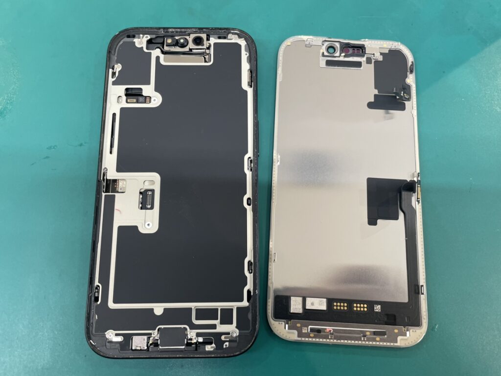 iPhone 15の内部。基板から故障した画面パネルを取り外している精密修理の様子。