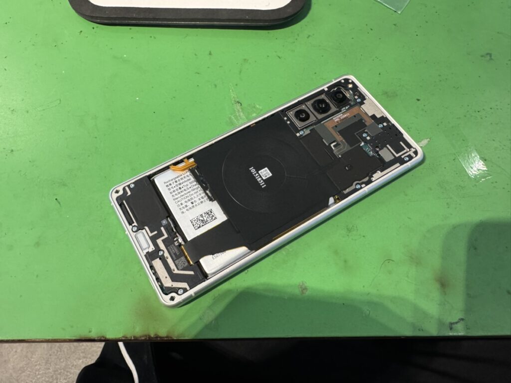 フェニックス関内2号店でXperia 5 IVの背面パネルを開けボタンケーブルを交換する様子