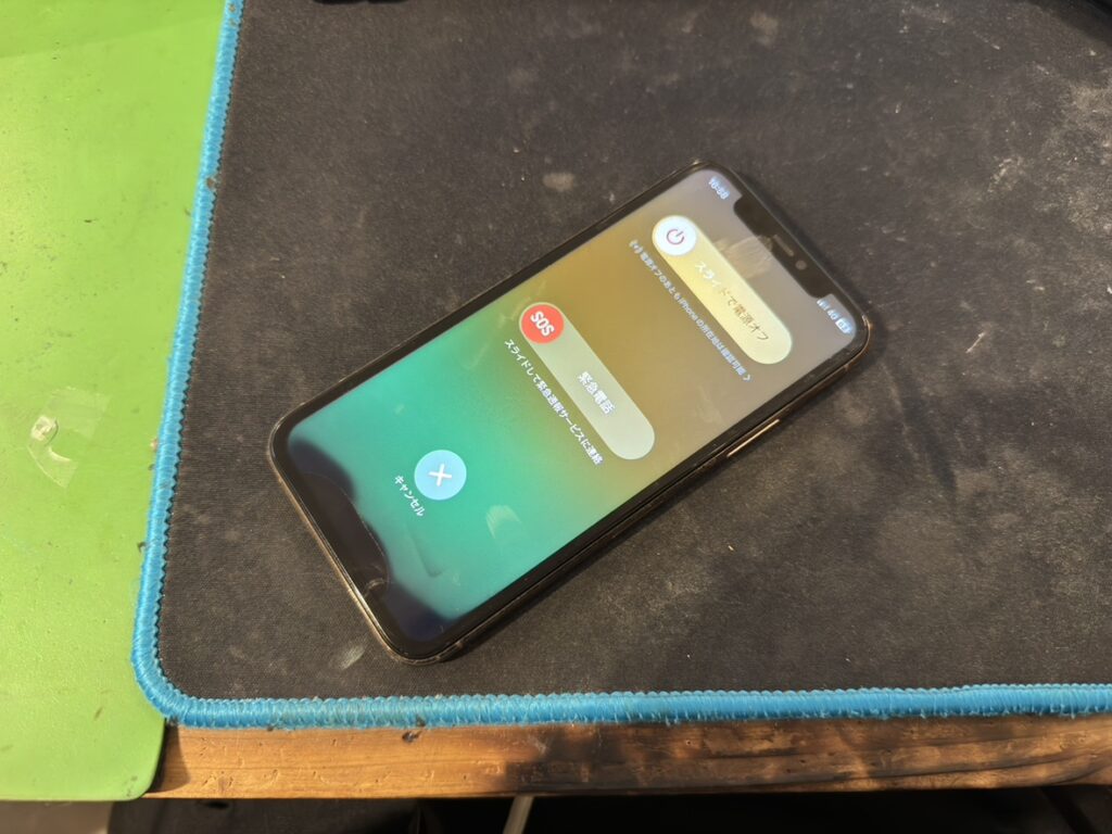 画面に線が入り表示がおかしいiPhone 11 Proをフェニックス関内本店で受付