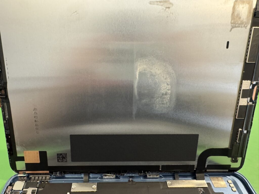 フェニックス関内2号店にてiPad Air 4の基板を洗浄し水没による腐食を除去する様子