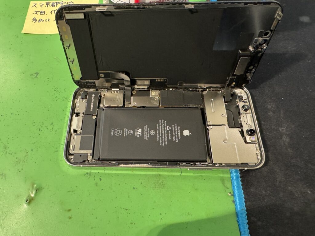 フェニックス横浜関内本店でiPhone 12 Proの画面を慎重に剥がし電池交換する様子