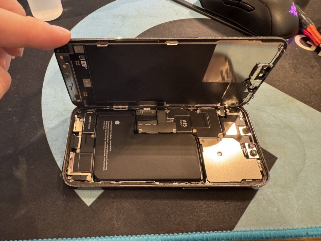 フェニックス横浜関内本店でiPhone 13 Proを慎重に開封し電池交換する様子