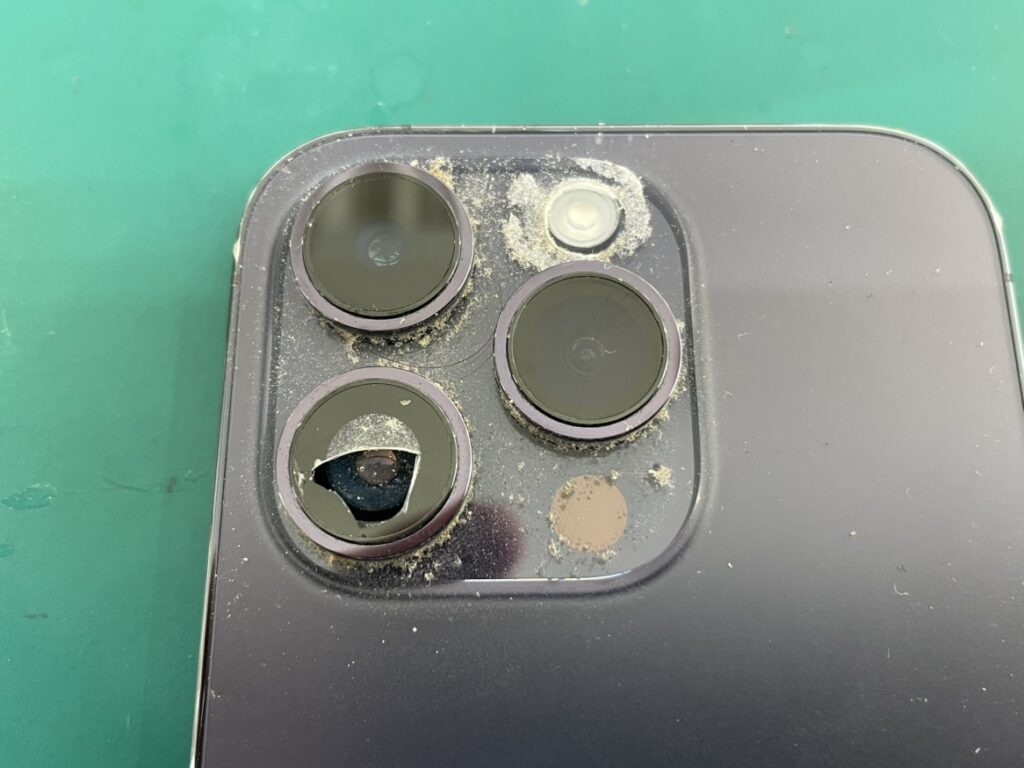 iPhone14Pro カメラレンズ穴あき 横須賀 即日修理