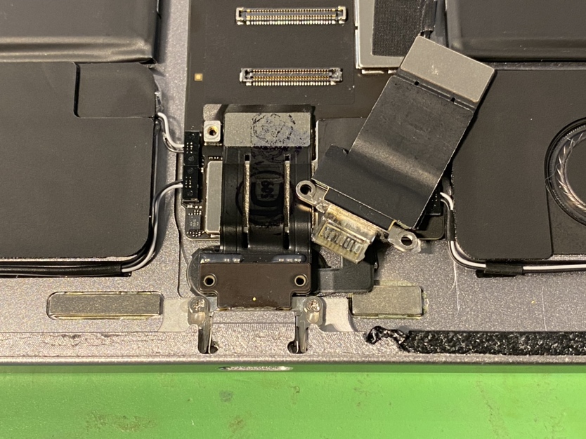 iPad Pro 12.9インチ (第6世代) 充電口交換 横浜関内本店