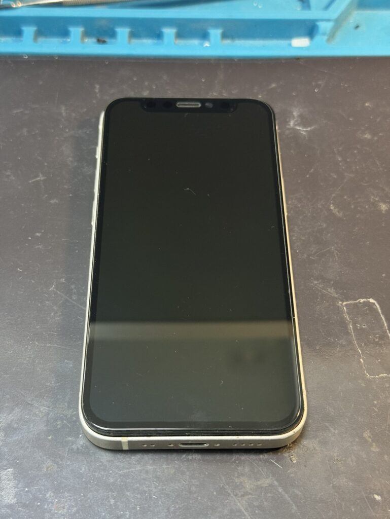 液晶が映らなくなったiPhone 12 mini。