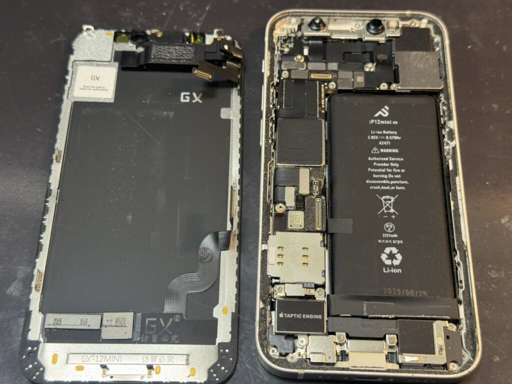 iPhone 12 miniの画面を取り外す様子。