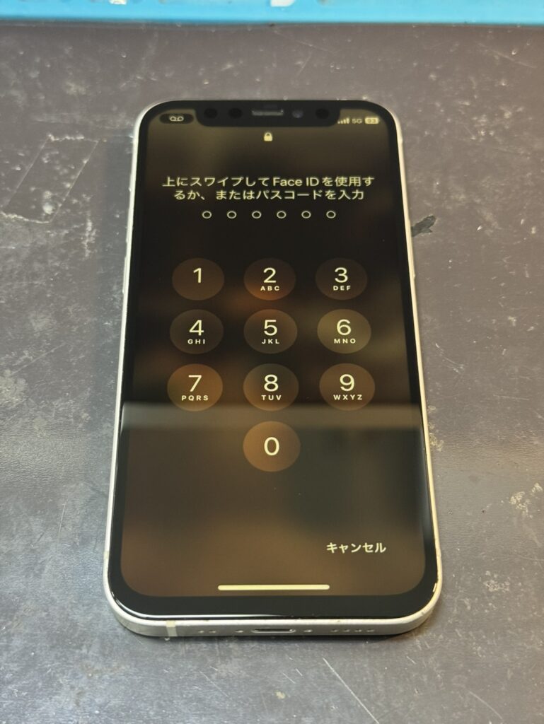 15分で画面交換が完了したiPhone 12 mini。