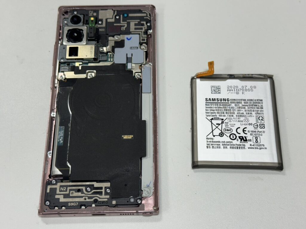 Galaxy Note20 Ultraの内部から電池を外す様子。