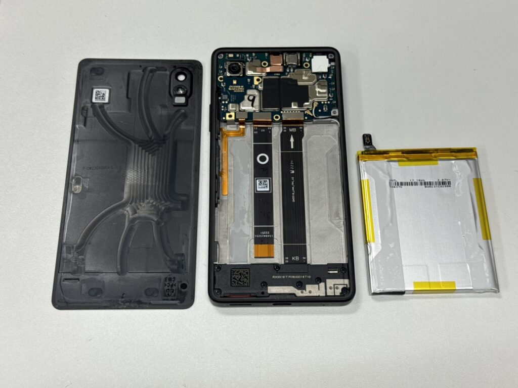 Xperia Ace IIIの内部から古い電池を外す様子。