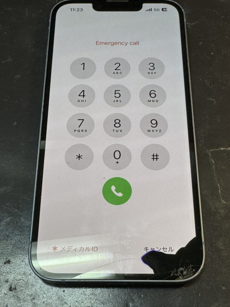 画面右下が割れて液晶が損傷したiPhone 14。