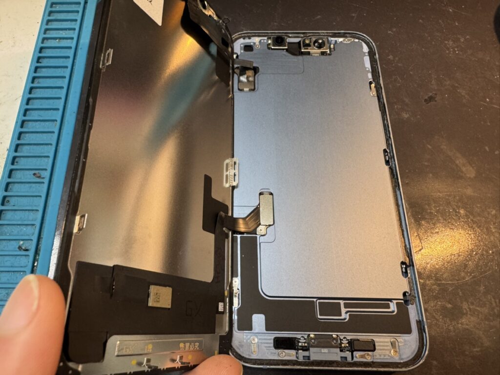 iPhone 14の画面を取り外している修理の様子。