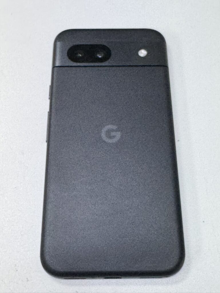 液晶表示が乱れてしまったPixel 8。