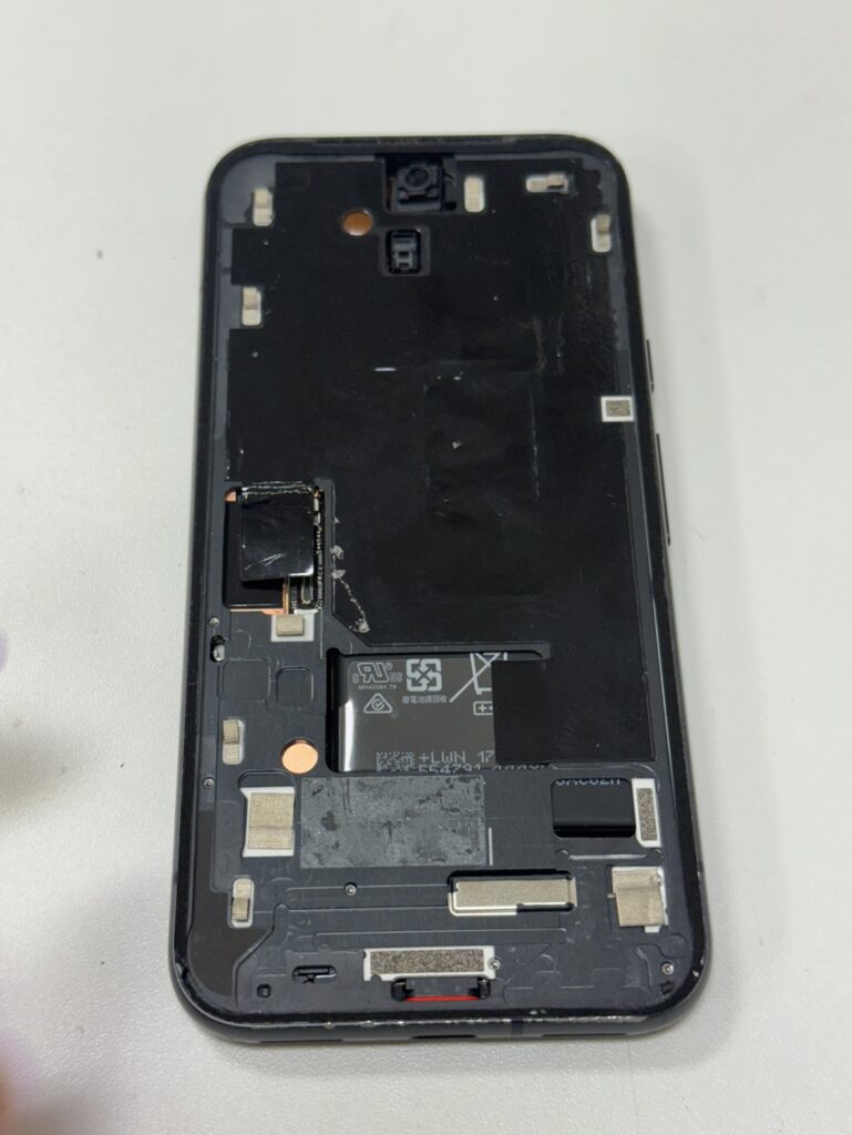 Pixel 8の前面パネルを取り外す様子。