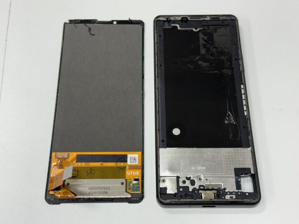 Xperia 10 IVの基板から画面コネクタを外す様子。