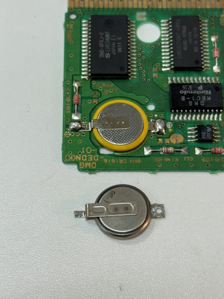 ゲームボーイソフトを開き、基板からはんだで電池を外す様子。
