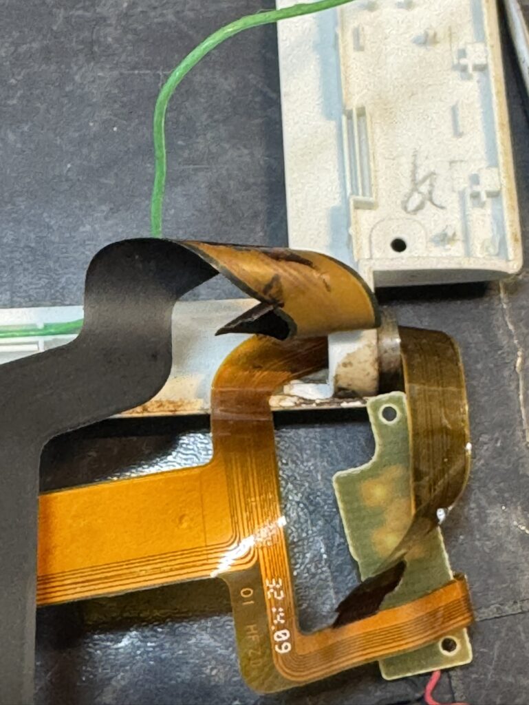 3DS LL内部の断線したカメラケーブルを外す様子