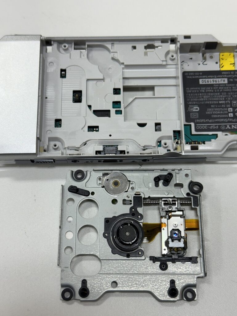 PSP-3000を分解し、内部のドライブを露出させた様子。