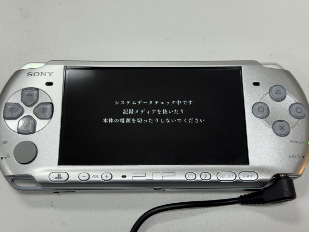 60分でドライブ交換を終え、ゲームが起動したPSP-3000。