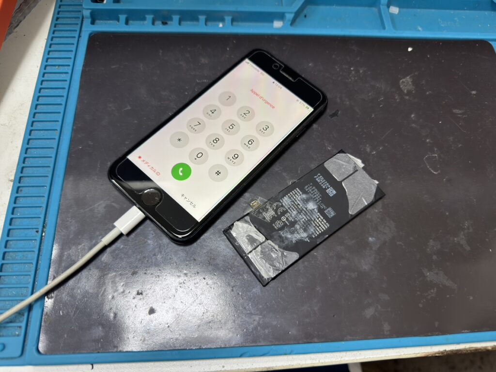 バッテリー交換が完了し、最大容量が100%に復活したiPhone SE3