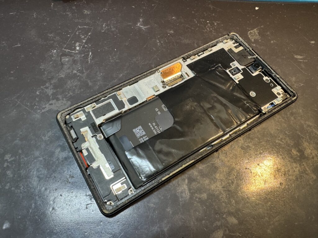 フェニックス関内2号店でPixel 6の基板を洗浄し水没の腐食を除去する様子