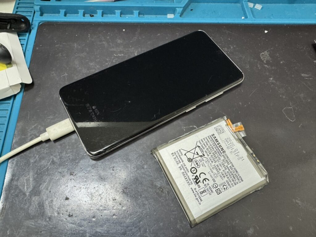 バッテリー交換が完了し、正常に充電・駆動するようになったGalaxy S20 5G