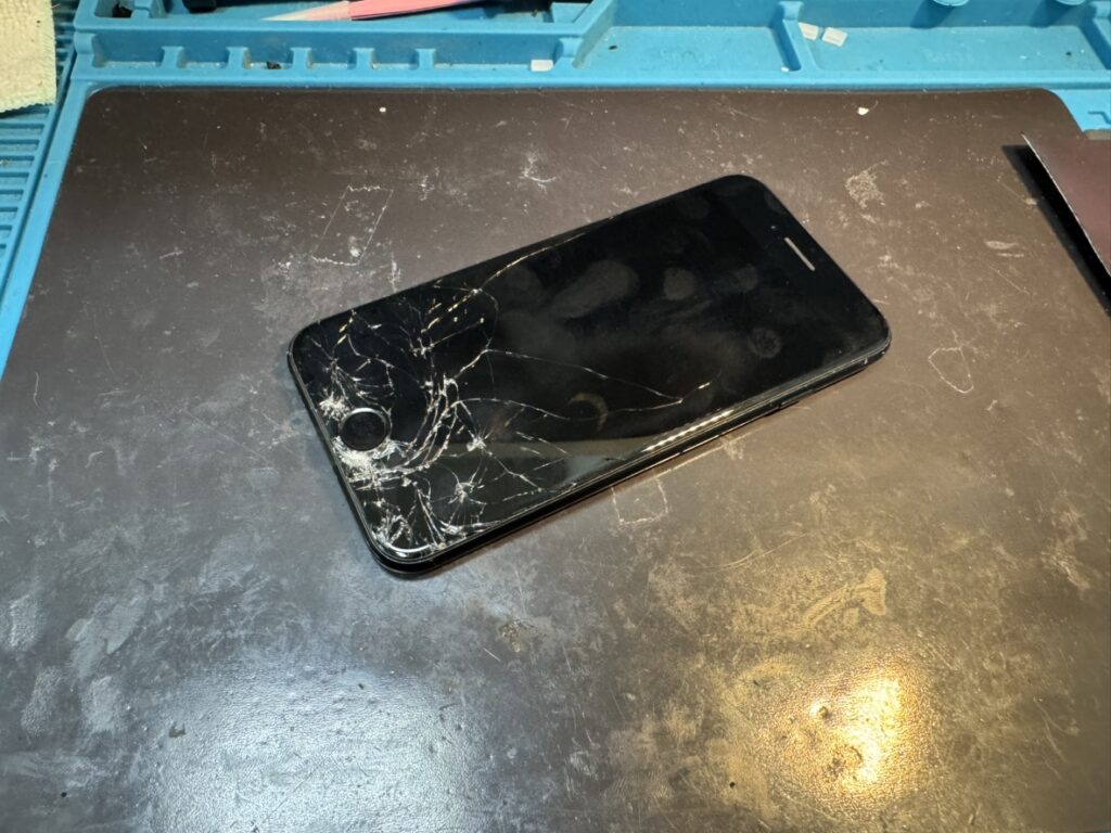 画面が激しく割れてしまったiPhone SE3をフェニックス横浜関内本店で受付