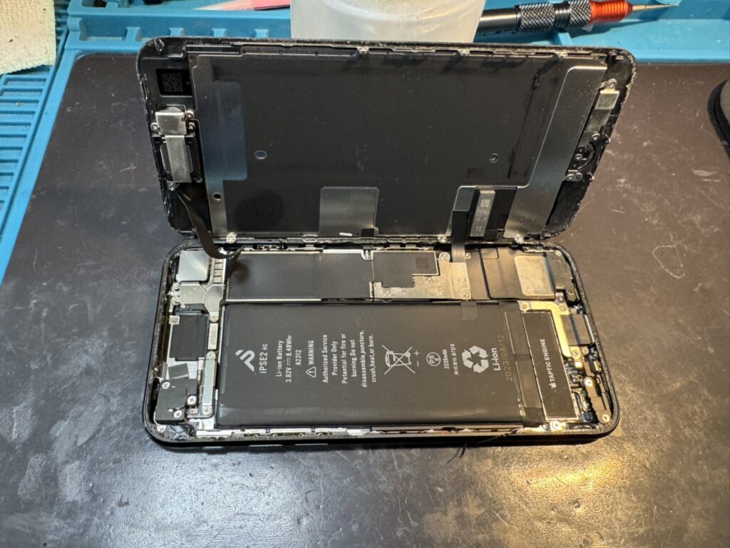 フェニックス横浜関内本店にてiPhone SE3のホームボタンを新しい画面に移植する様子