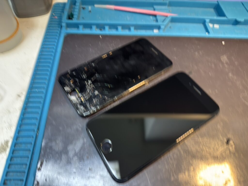 画面交換が完了し、新品のような輝きを取り戻したiPhone SE3