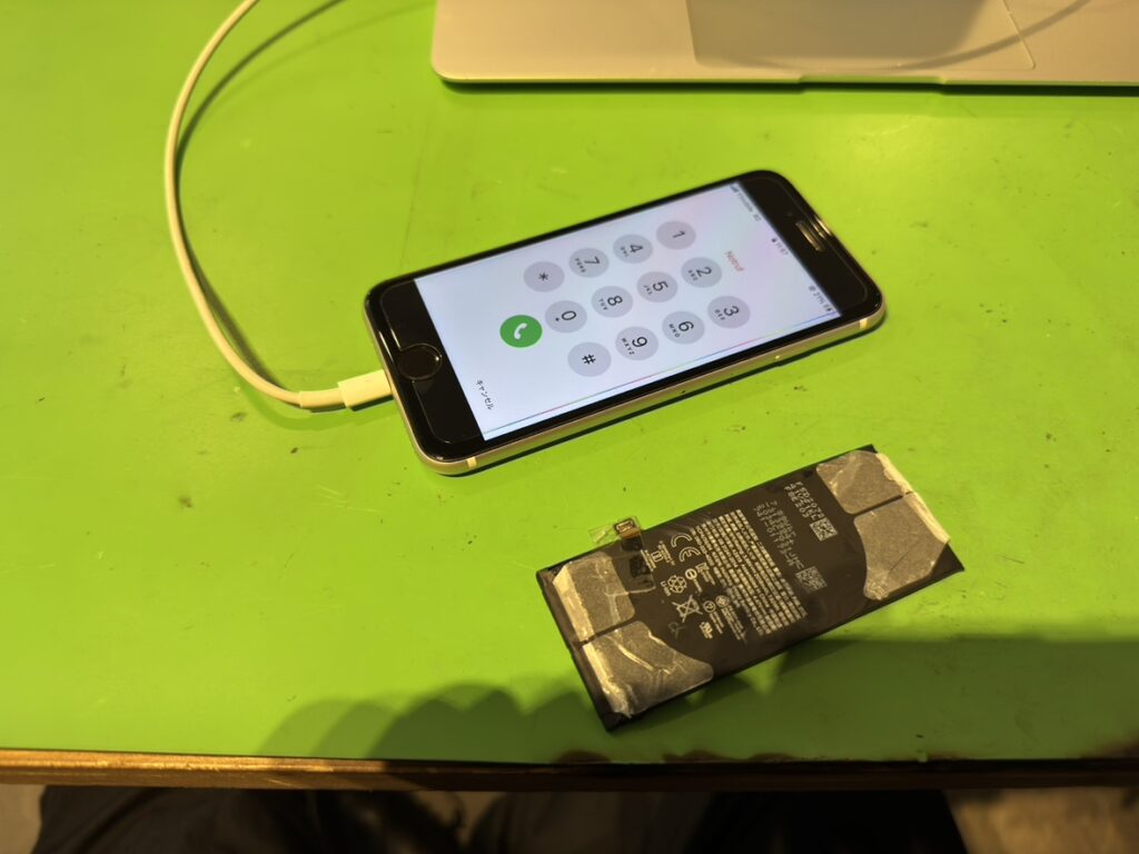 バッテリー交換が完了し、最大容量が100%に復活したiPhone SE3