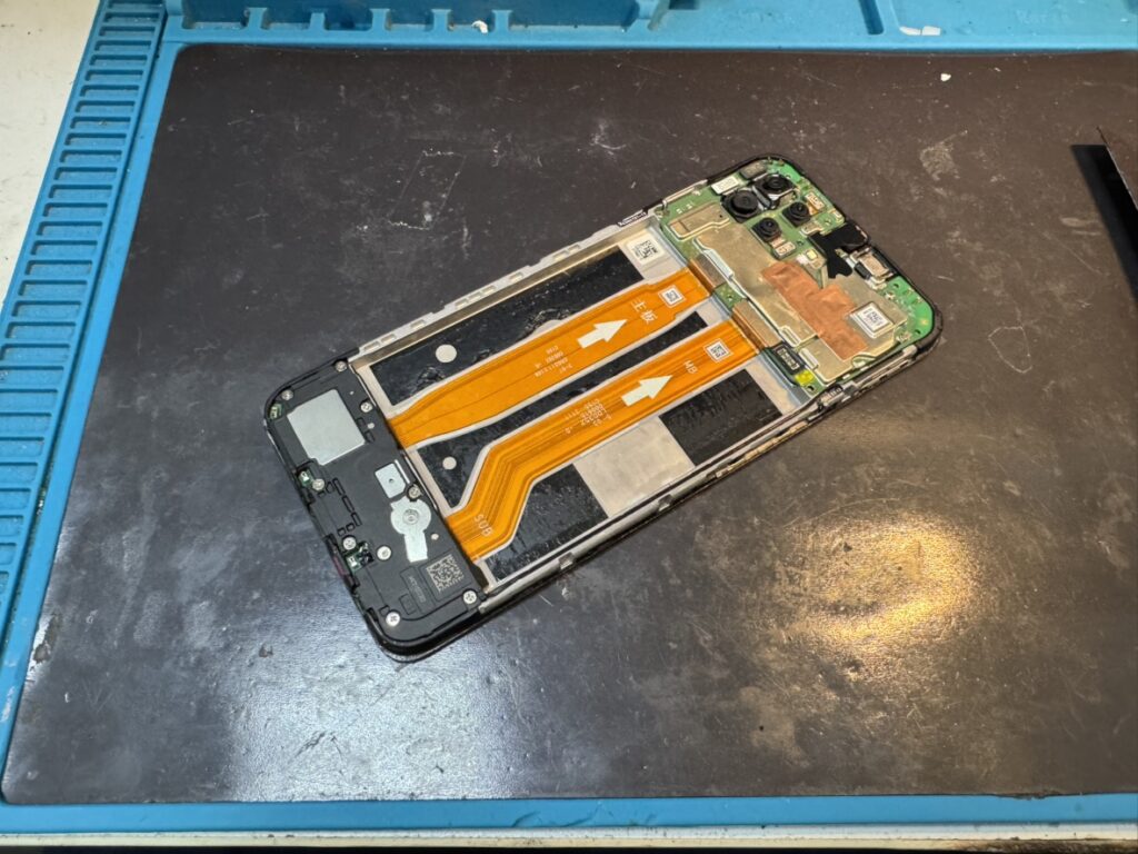 フェニックス横浜関内本店にてOPPO A73の内部を分解し画面パーツを交換する様子