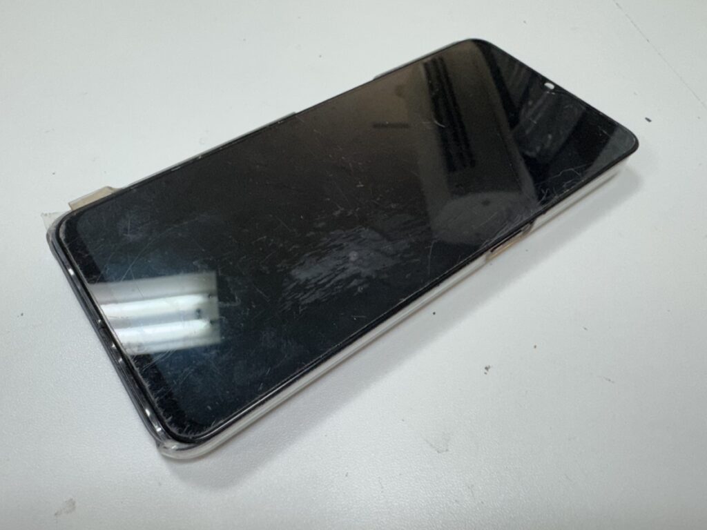 画面が真っ暗で何も映らなくなったOPPO A73をフェニックス横浜関内本店で受付