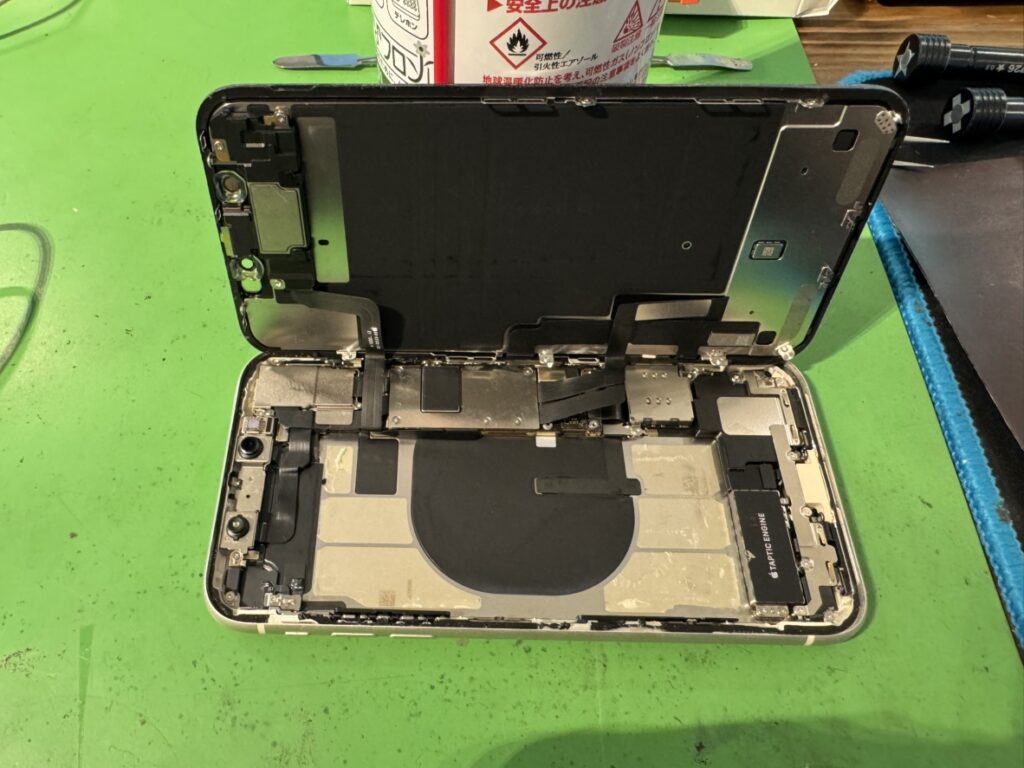 フェニックス横浜関内本店にてiPhone 11を慎重に開封しバッテリーを交換する様子