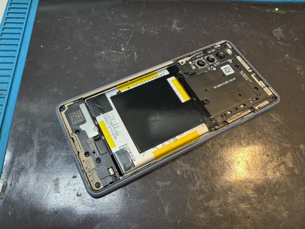 フェニックス関内2号店にてXperia 10 IIIの背面を開封し画面交換を行う様子