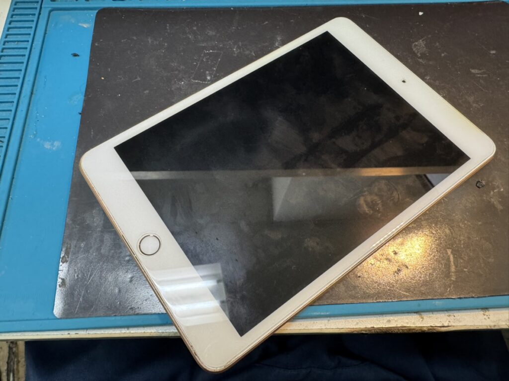 バッテリーが劣化して起動が不安定なiPad 6をフェニックス横浜関内本店で受付