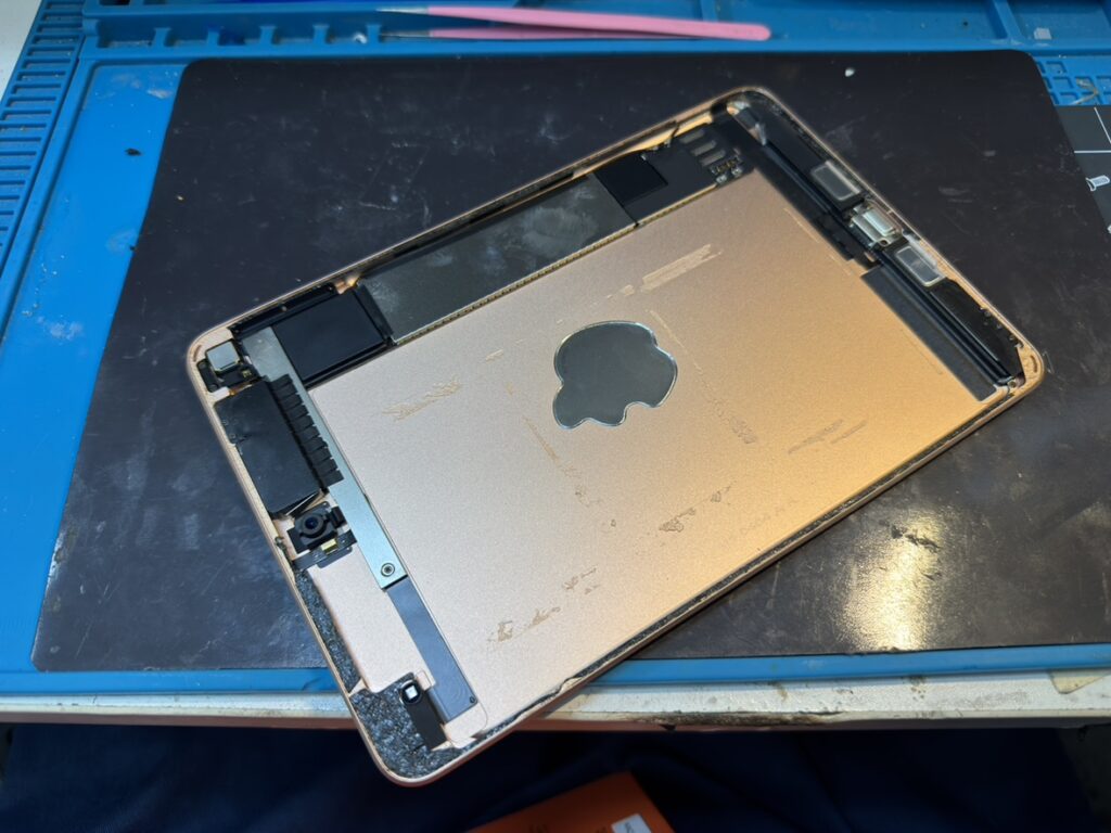 フェニックス横浜関内本店にてiPad 6のガラスを剥がし内部バッテリーを交換する様子