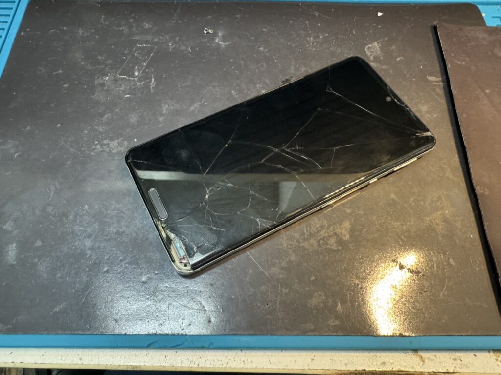 画面が激しく割れて表示が乱れたAQUOS sense5Gをフェニックス関内2号店で受付