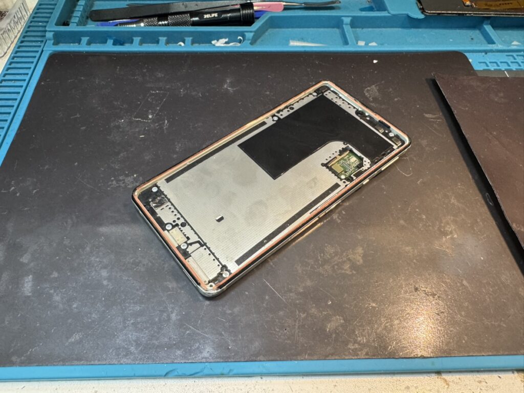 フェニックス関内2号店にてAQUOS sense5Gの割れた画面を丁寧に取り外す様子