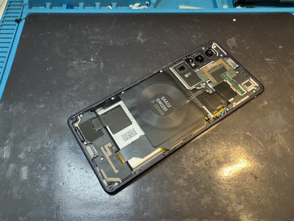 フェニックス横浜関内本店にてXperia 1 IVの指紋センサーパーツを交換する様子