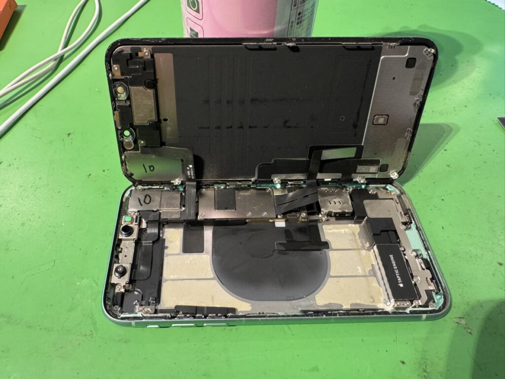 フェニックス関内2号店にてiPhone 11を慎重に開封しバッテリーを交換する様子