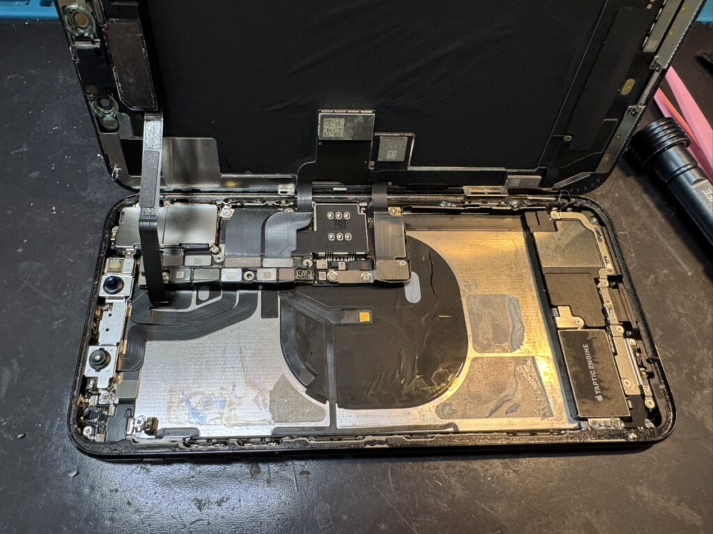 フェニックス横浜関内本店にてiPhone XS Maxを慎重に開封し電池交換する様子