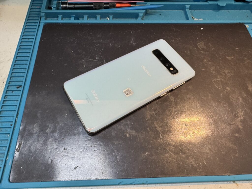画面が割れて表示不良が起きたGalaxy S10をフェニックス横浜関内本店で受付