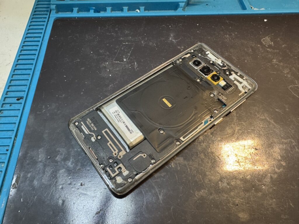 フェニックス横浜関内本店にてGalaxy S10を分解し基板を移植する様子