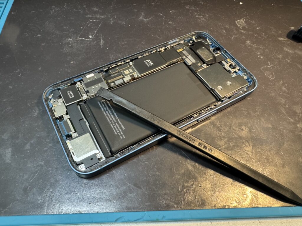 フェニックス関内2号店にてiPhone 13 miniの画面を開き電池交換を行う様子
