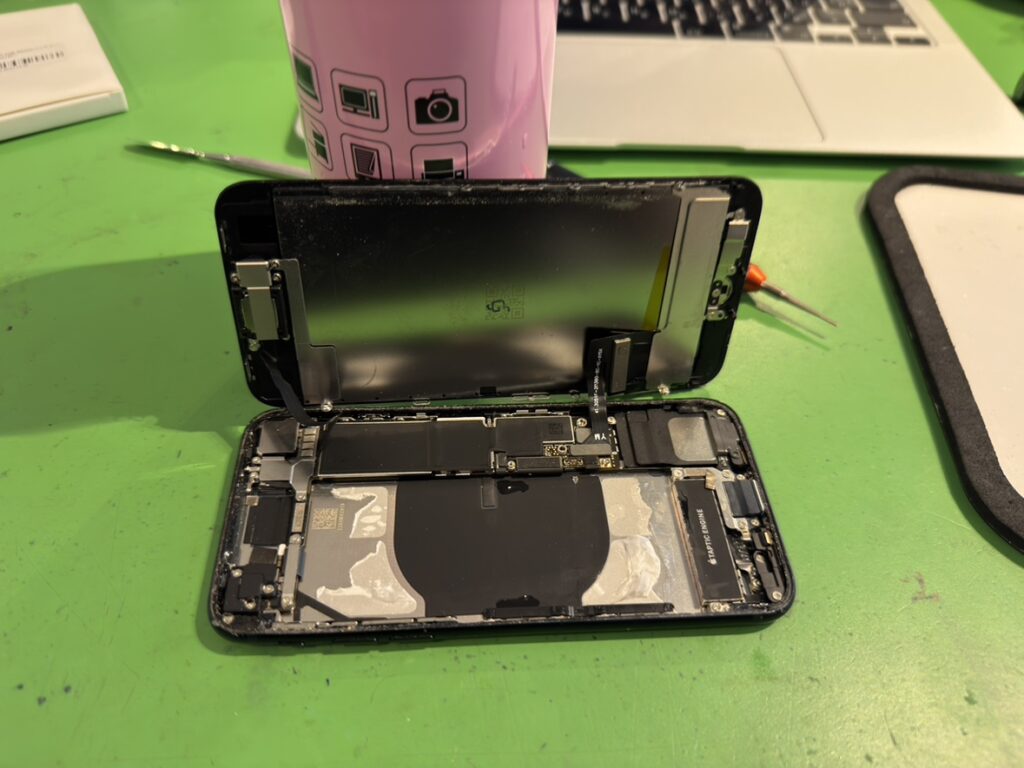 フェニックス横浜関内本店にてiPhone SE3の画面を慎重に開き電池交換する様子