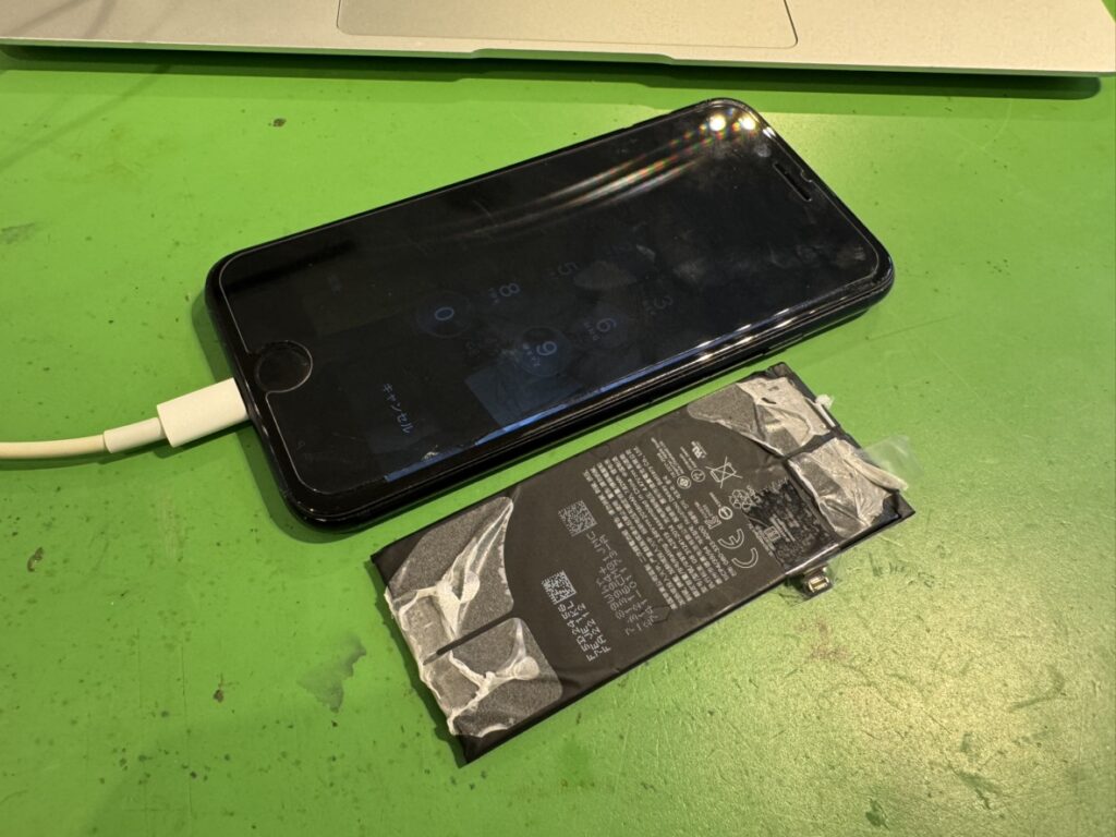 バッテリー交換が完了し、最大容量100%に復活したiPhone SE3の画面