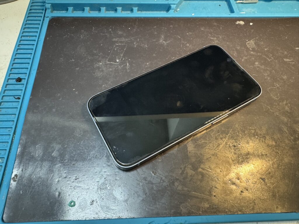 バッテリーが劣化し充電の減りが早いiPhone14の受付時